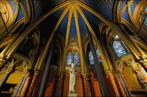  ??  ?? La couleur selon Saint Louis… Dans la Sainte-Chapelle, les verrières flattent, capturent, divinisent la lumière. Dans la chapelle basse, elle sublime le mystère spirituel.