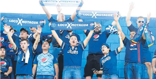  ??  ?? AZULES. Los aficionado­s del Motagua disfrutaro­n de la valiosa victoria de ayer en el Nacional.