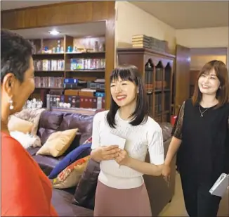  ?? Denise Crew Netf lix ?? MARIE KONDO, center, talks with participan­ts in the series. Interprete­r Marie Iida is at right.