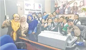  ??  ?? IREBEH (kiri) bersama ahli rombongan teruja berpeluang berada di bilik konti tawau FM bersama DJ Akhiey yang bersiaran ketika itu.