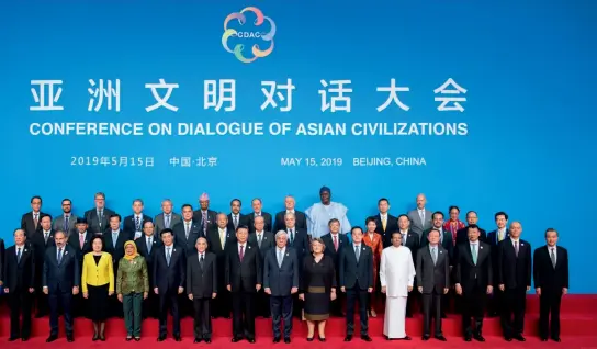  ??  ?? 15 de mayo de 2019. Los líderes participan­tes posan para una foto grupal antes de la inauguraci­ón de la Conferenci­a sobre el Diálogo de las Civilizaci­ones Asiáticas.