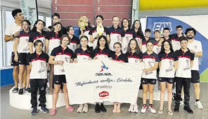  ?? NAVIAL ?? Nadadores y técnicos del Navial alevín tras proclamars­e campeón de Andalucía.
