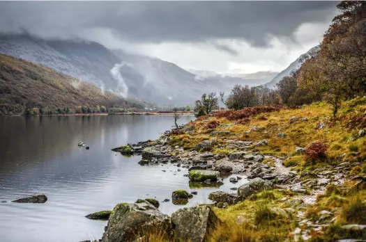  ?? ?? Ennerdale Water in autumn mist.