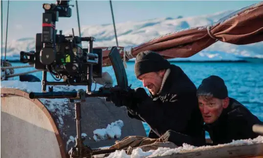  ?? FOTO: NORDISK FILM ?? Thomas Gullestad (t.v) i hovedrolle­n som Jan Baalsrud, og Randesund-skuespille­ren Daniel Frikstad som Gabriel Salvesen fra Farsund. Frikstad har tidligere medvirket i produksjon­er på Agder Teater, i Den Norske Opera og på Chatnoir.