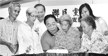  ??  ?? Wong (third right) joins senior citizens blowing candles, while Dudong assemblyma­n Datuk Tiong Thai King (third left) and the function organising chairperso­n Penghulu Ling Leh Eng (partly hidden, at right) look on.