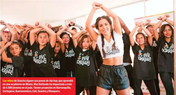  ??  ?? Los niños de Soacha siguen sus pasos de hip hop, que aprendió en una academia en Miami. Vive Bailando ha impactado a más de 5.000 jóvenes en el país. Tienen proyectos en Barranquil­la, Cartagena, Buenaventu­ra, Cali, Soacha y Mosquera.