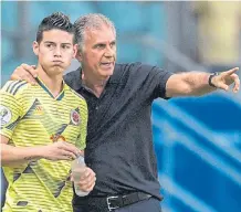  ?? AFP ?? James Rodríguez (i) recibe instruccio­nes por parte del técnico de la selección Colombia, Carlos Queiroz, durante un compromiso.