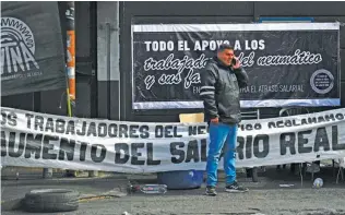  ?? ?? A worker stands at the entrance of the Pirelli tyre factory during a demonstrat­ion in Merlo, Buenos Aires Province.