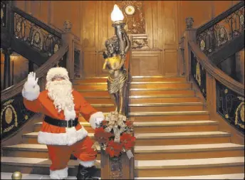  ?? “Titanic: The Artifact Exhibition” ?? The Titanic attraction’s full-scale re-creation of the ship’s Grand Staircase was a gorgeous, if eerily somber, setting for Christmas photos.