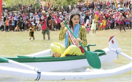  ?? GALIH WICAKSONO/JAWA POS ?? IKON BARU: Putri Pariwisata Indonesia 2019 Clarita Mawarni Salem saat menaiki jukhong di Pantai Cena, Teluk Jati, Tambak, kemarin.