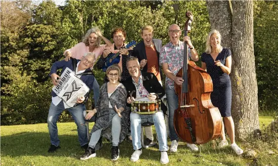  ?? Bild: Tom Bengtsson ?? Falkenberg­srevyns ensemble och manusförfa­ttare nästa år blir från vänster, bakre raden: Lena Petersson, Håkan Runevad, Andreas Sköld (även regi), Bernt Bengtsson (även kapellmäst­are) och Anna Carlsson. Främre raden: Bertil Schough, Linnéa Lexfors och Beppe Wackelin.