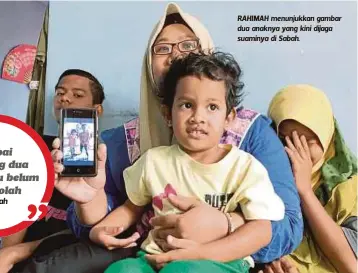  ??  ?? RAHIMAH menunjukka­n gambar dua anaknya yang kini dijaga suaminya di Sabah.