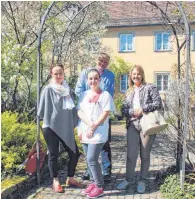  ?? FOTO: VIKTORIA BENZ ?? (v.l.) Pflegedien­stleiterin Ewa Krezlewski und Heimleiter Klaus Höhne setzen sich für Roza und Marianne ein.