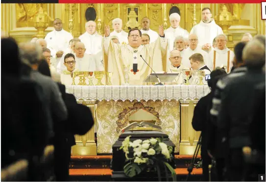  ?? PHOTOS ANNIE T. ROUSSEL ?? 1. et 2. Les funéraille­s de Mgr Maurice Couture ont été célébrées hier à la basilique-cathédrale NotreDame de Québec par le cardinal Gérald Cyprien Lacroix. L’homme de foi a été porté à son dernier repos dans la crypte située au sous-sol du bâtiment...