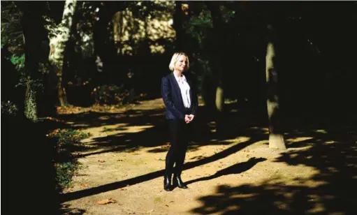  ??  ?? Caroline Collomb, vendredi dernier dans le jardin de sa résidence au Pointdu- Jour ( Lyon 5e). Elle vient juste d’apprendre qu’elle est officielle­ment la nouvelle patronne de La République en Marche pour le Rhône.