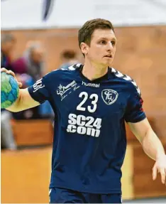  ?? Fotos: Ernst Mayer ?? Mathias Waldmann lernte beim TSV Niederraun­au das Handballsp­ielen. Jetzt ist er der Topscorer des Teams in der Bayernliga.