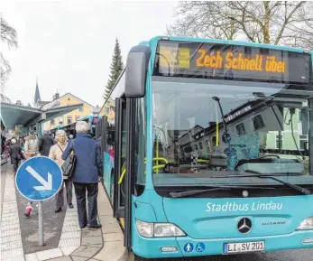  ?? ARCHIVFOTO: CF ?? Rollt der Lindauer Stadtbus ab Januar im Verkehrsve­rbund Bodo oder nicht? Nach Ansicht der Verantwort­lichen der Stadt sind noch zu viele Fragen ungeklärt.