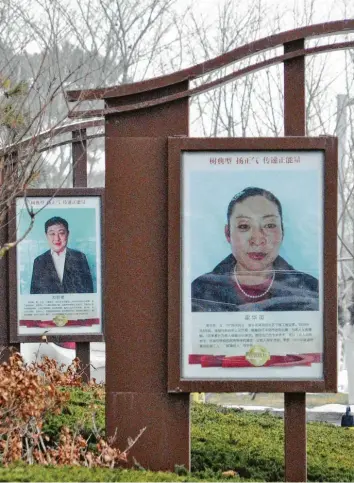  ?? Fotos: Landwehr/dpa, Strittmatt­er, Wagner ?? Vor dem Bürgeramt der ostchinesi­schen Küstenstad­t Rongcheng sind auf großen Postern die Porträts von „Modellbürg­ern“ausgestell­t, die besonders gute Werte im „Social-Credits-System“haben.