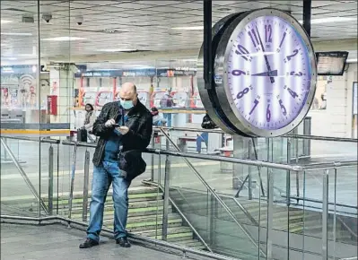  ?? MANÉ ESPINOSA ?? Un hombre consulta su móvil en el vestíbulo de la estación de Renfe y metro de plaza Catalunya