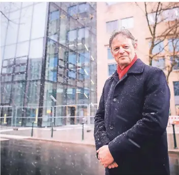  ?? RP-FOTO: ANNE ORTHEN ?? Der Chef der Düsseldorf­er Stadtbüche­reien, Norbert Kamp, steht vor dem künftigen Gebäude der Zentralbib­liothek, dem KAP1.