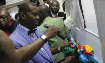  ??  ?? Pastor Adeboye inaugurati­ng an Intensive Care Unit of the Lagos State University Teaching Hospital upgraded and equipped free of charge by the Apapa Family of the RCCG