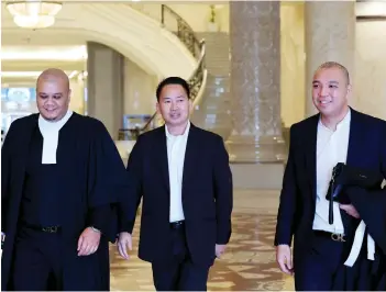  ?? — Bernama photo ?? Peter Anthony (centre) with his lawyers at the Court of Appeal on Wednesday.