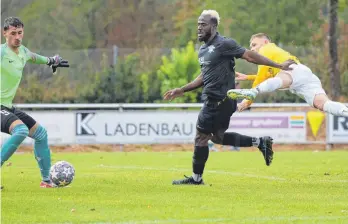  ?? FOTO: THOMAS WARNACK ?? Querlegen muss sich der FC Mengen (hinten: David Bachhofer) am Samstag gegen den TSV Harthausen/scher. Dann wird es was mit dem ersten Sieg 2024.