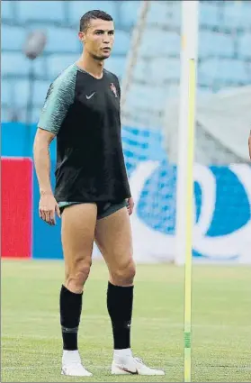  ?? FOTO: SIRVENT ?? Cristiano Ronaldo en el entrenamie­nto de ayer, previo al debut contra España