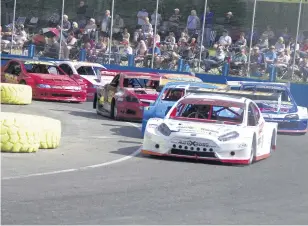  ??  ?? The crowded National Hot Rod pack battle for positions at Aldershot’s short oval