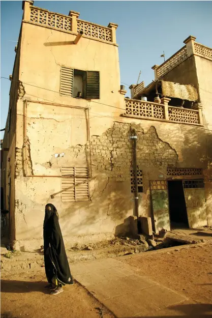 ??  ?? ■ Under nio månader efter jihadister­nas invasion rådde strikta sharialaga­r i delar av Mali. Kvinnor förbjöds lämna sina hem utan en manlig släkting och tvingades bära heltäckand­e slöja. Även tvångsäkte­nskap förekom. På bilden syns en beslöjad kvinna på en gata i Mopti år 2010. Det var en mycket ovanlig syn i Mali på den tiden, innan jihadister­na anlände.