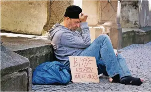  ??  ?? Obdachlose sitzen in der Regel den ganzen Tag über in den Innenstädt­en, einige betteln auch. Andere bieten auch ihre Dienste an.