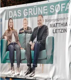  ??  ?? Matthias Letzing, CSU Kandidat, sitzt auf dem grünen Sofa ganz rechts. Mit diesem Plakat wirbt er für Bürgergesp­räche.