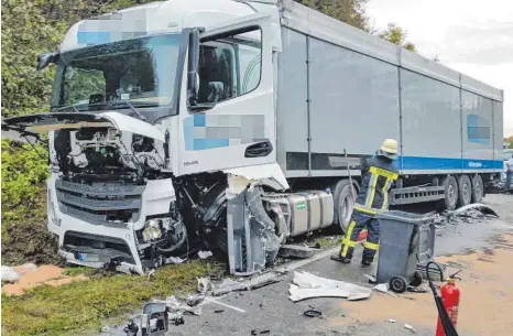  ?? FOTO: ZVG FEUERWEHR KRESSBRONN ?? Der Tank des Lastwagens ist bei dem Unfall aufgerisse­n worden.