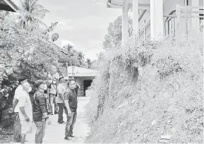  ??  ?? TERHAKIS: Tebing Surau Al-Hidayah Kg. Giling Laut yang turut terhakis dan runtuh dalam kejadian pada hari berkenaan.