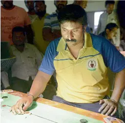  ??  ?? V. Anil Kumar (left) and R. D. Dinesh Babu in action during the Telangana Green Carrom Senior State Championsh­ip being played at the Anandnagar Welfare Associatio­n Sports Academy auditorium in Hyderabad.