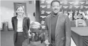  ?? JORGE EBRO jebro@elnuevoher­ald.com ?? Ready for series starting Thursday: Marlins president of business operations Caroline O’Connor and Pedro Martinez stand with the Caribbean Series trophy. The series benefits a foundation led by the Marlins and one led by Martinez.