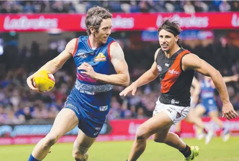  ?? Picture: MICHAEL KLEIN ?? RUN-AROUND: Western Bulldogs’ Robert Murphy gives Essendon's Mark Baguley the slip.