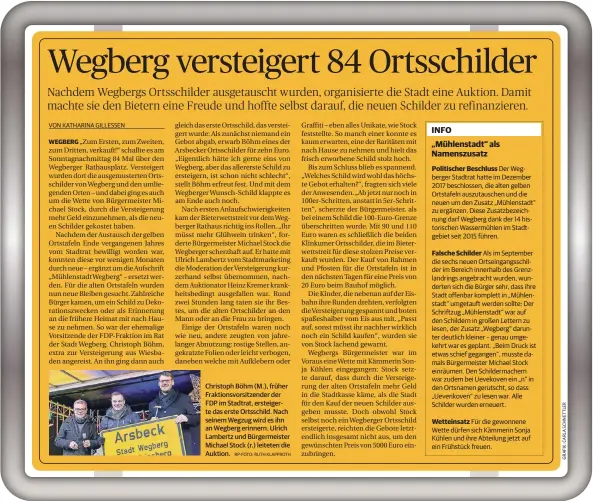  ?? RP-FOTO: RUTH KLAPPROTH ?? Christoph Böhm (M.), früher Fraktionsv­orsitzende­r der FDP im Stadtrat, ersteigert­e das erste Ortsschild. Nach seinem Wegzug wird es ihn an Wegberg erinnern. Ulrich Lambertz und Bürgermeis­ter Michael Stock (r.) leiteten die Auktion.