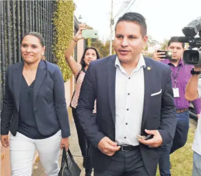  ?? CARLOS GONZÁLEZ ?? Fabricio Alvarado dijo que el Comité Ejecutivo de esa agrupación sí autorizó gastos de la contienda electoral, entre ellos, contrataci­ones hechas por su exjefe de campaña. Con él, Ivonne Acuña.