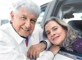  ??  ?? El tabasqueño y su esposa, Beatriz Gutiérrez Müller.