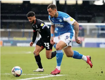  ?? Bradley Collyer/pa Wire ?? Peterborou­gh’s Jonson Clarke-harris takes on Lincoln City’s Liam Bridcutt last Saturday.