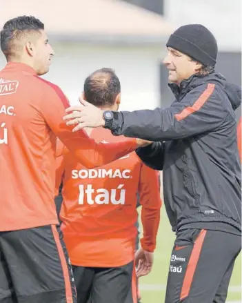  ?? FOTO: CARLOS PARRA/ANFP ?? ►► Pizzi saluda a Maripán, en una práctica de la Selección.