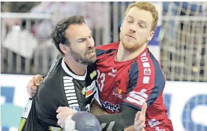  ?? BENEFOTO ?? Geschäftsf­ührer und zugleich Spieler des Handball-Zweitligis­ten HC Rhein Vikings: Daniel Pankofer (links, im Zweikampf mit Tobias Schwolow vom Wilhelmsha­vener HV).