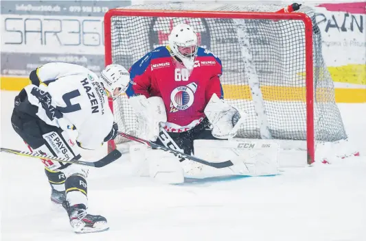  ?? TI-PRESS/CRINARI ?? Viktor Östlund si deve arrendere alla 'star' dell'Ajoie Jonathan Hazen. Intanto, però, dall'alto del suo 93,31% il portiere dei Rockets è il secondo migliore del campionato