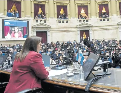  ?? prensa diputados ?? Cecilia Moreau, ya ubicada en el estrado de la presidenci­a de la Cámara baja