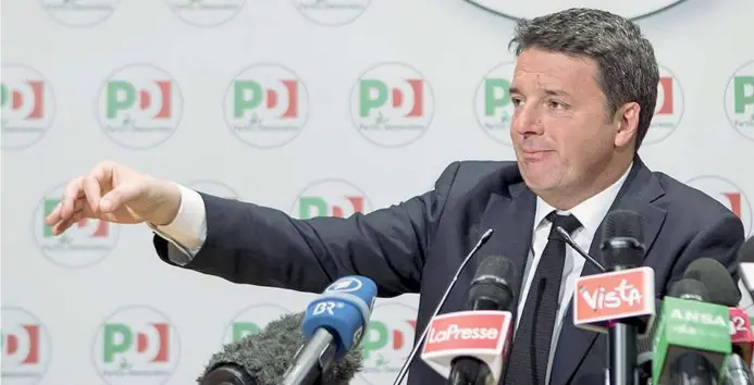  ??  ?? Al Nazareno Matteo Renzi, 43 anni, ieri durante la conferenza stampa tenuta nella sede del Pd a Roma: ha annunciato che lascerà l’incarico da segretario del Pd dopo la composizio­ne delle Camere e la formazione del governo