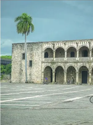  ??  ?? Vista del Alcázar de Colón, que sirvió como palacio residencia­l del Virrey Diego Colón