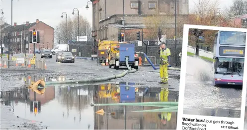  ?? 161115floo­d- ?? Water bus A bus flood gets through
water on Croftfoot Road