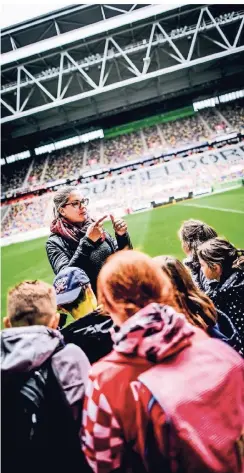  ?? RP-FOTO: ANDREAS BRETZ ?? Nina Elsche begleitet die Kinder durch die Merkur-Spielarena.