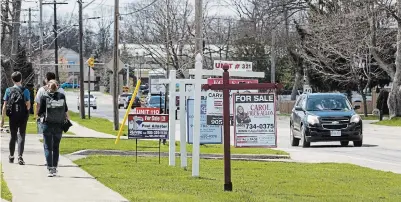  ?? JULIE JOCSAK ST. CATHARINES STANDARD ?? Several for sale signs are seen on a boulevard in Welland. In its monthly report, Niagara Associatio­n of Realtors said home sales rose month-overmonth by 8.9 per cent in April.